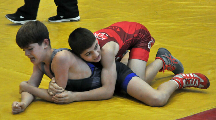 Млади борци от четири държави се борят на тепиха в Димитровград