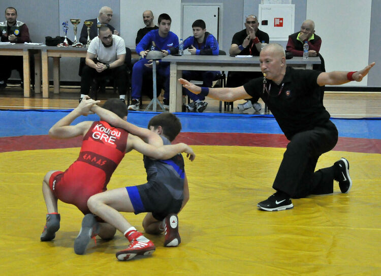 Млади борци от четири държави се борят на тепиха в Димитровград