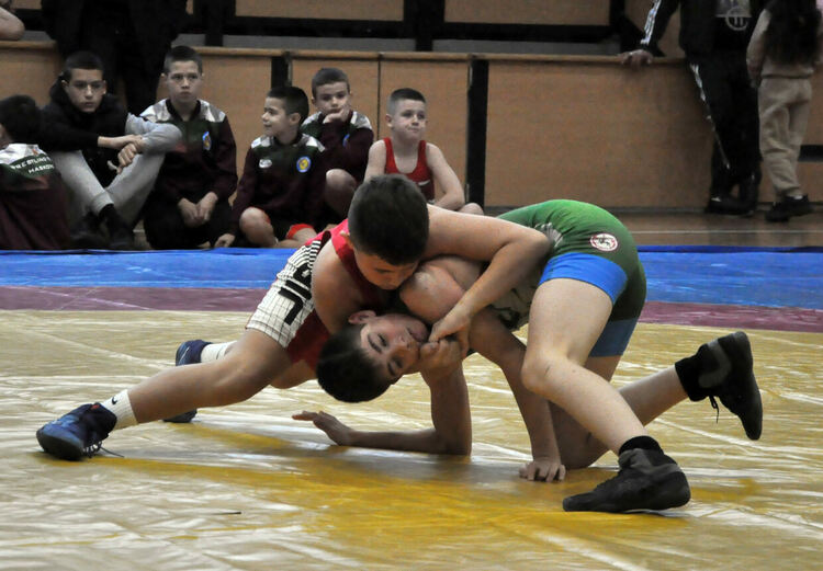 Млади борци от четири държави се борят на тепиха в Димитровград