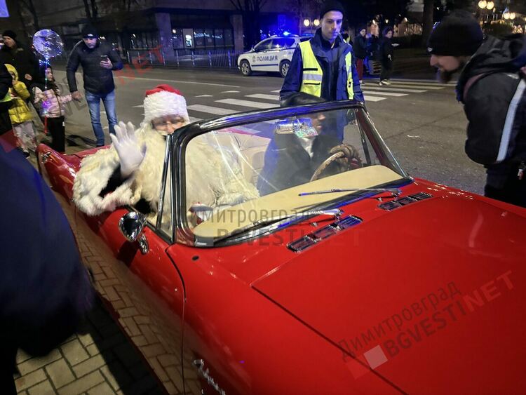 Коледа в Димитровград пристигна с кола от 60-те, фойерверки и концерт