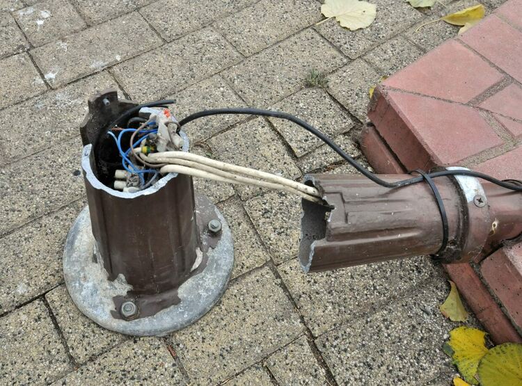 Вандали счупиха лампа в центъра на Хасково