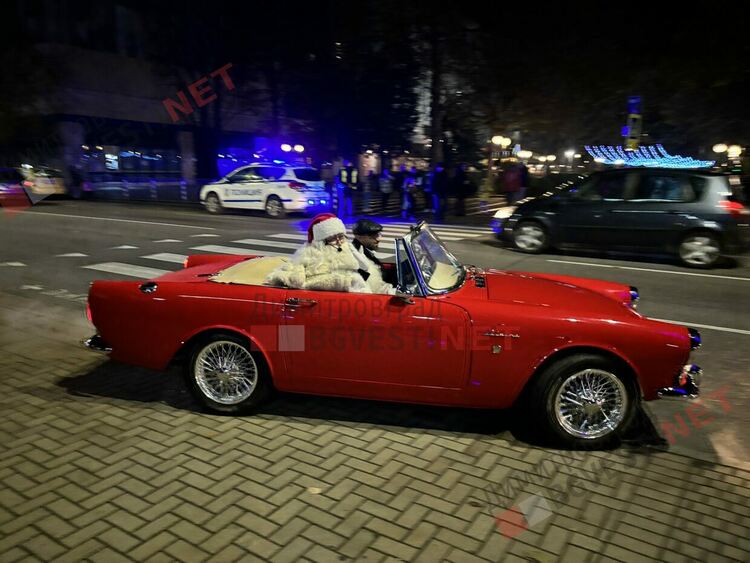 Коледа в Димитровград пристигна с кола от 60-те, фойерверки и концерт