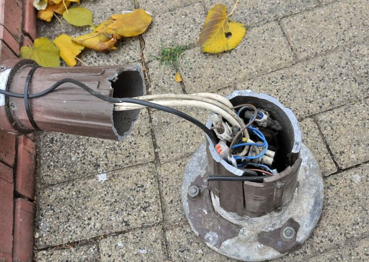 Вандали счупиха лампа в центъра на Хасково