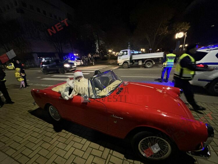 Коледа в Димитровград пристигна с кола от 60-те, фойерверки и концерт