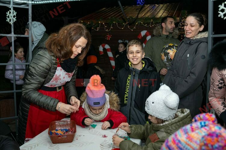 Коледа в Димитровград пристигна с кола от 60-те, фойерверки и концерт