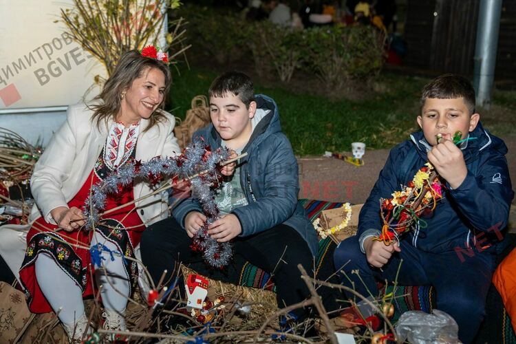 Коледа в Димитровград пристигна с кола от 60-те, фойерверки и концерт