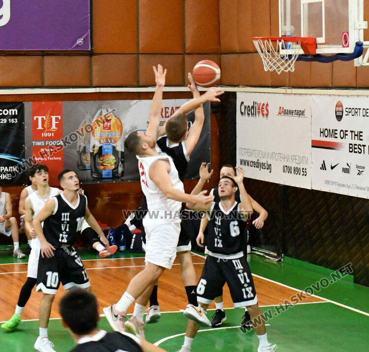 Младежите на баскетболния „Хасково“ са еднолични лидери след нови две победи
