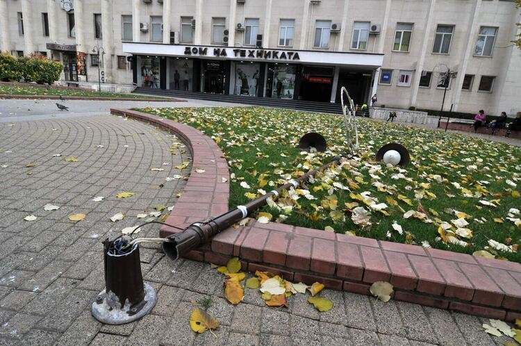 Вандали счупиха лампа в центъра на Хасково