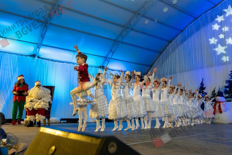 Коледа в Димитровград пристигна с кола от 60-те, фойерверки и концерт