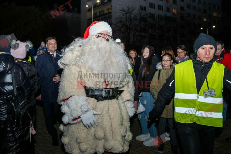 Коледа в Димитровград пристигна с кола от 60-те, фойерверки и концерт