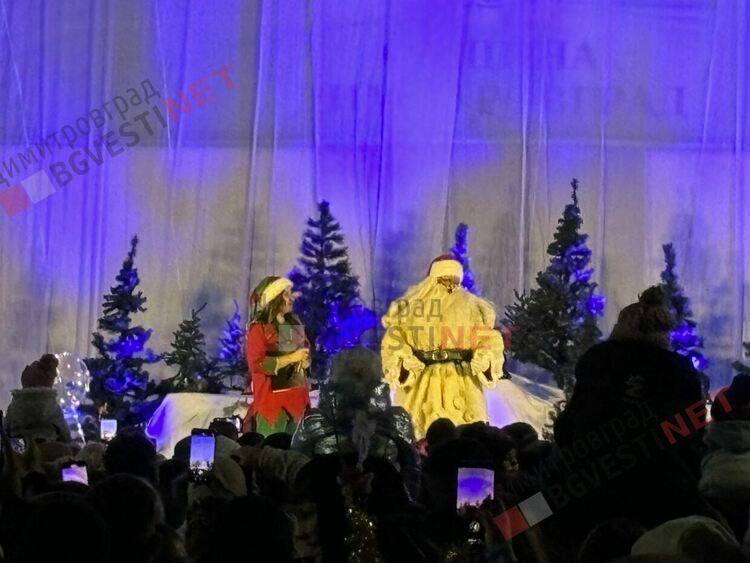 Коледа в Димитровград пристигна с кола от 60-те, фойерверки и концерт