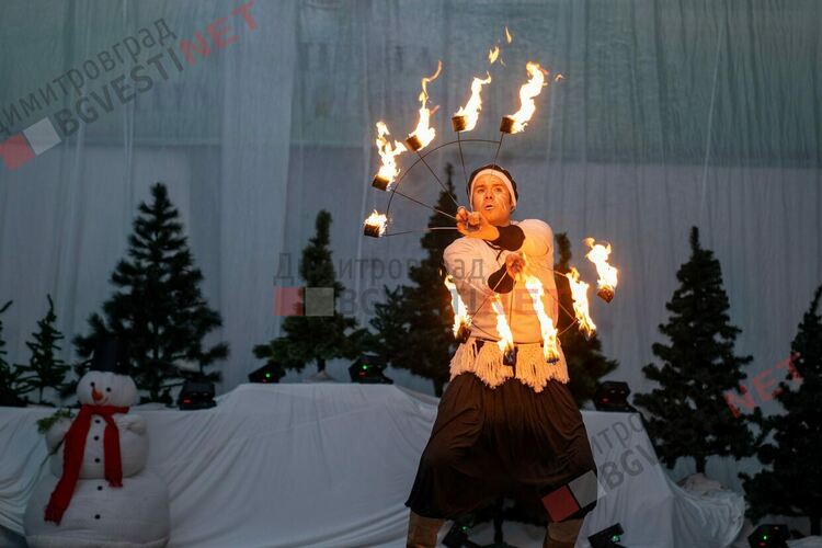 Коледа в Димитровград пристигна с кола от 60-те, фойерверки и концерт