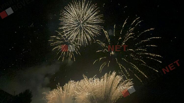 Коледа в Димитровград пристигна с кола от 60-те, фойерверки и концерт