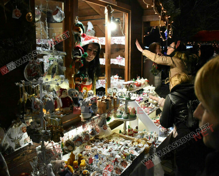 Коледа в Димитровград пристигна с кола от 60-те, фойерверки и концерт