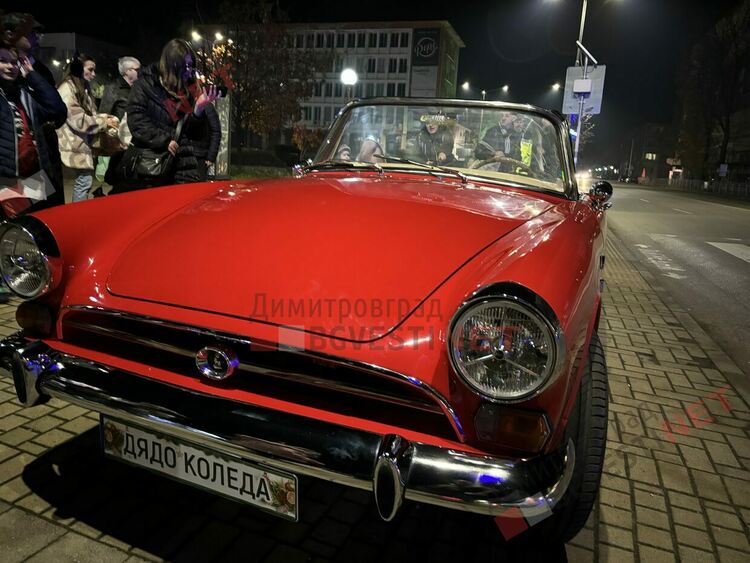 Коледа в Димитровград пристигна с кола от 60-те, фойерверки и концерт