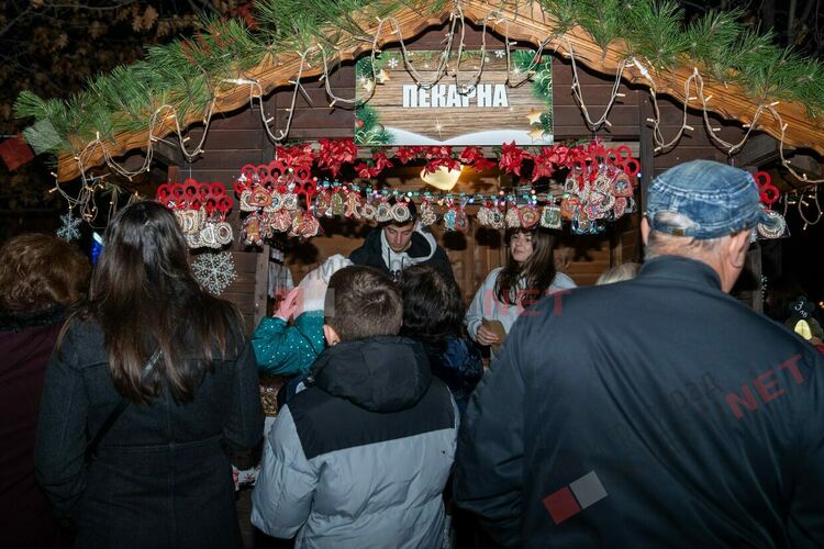 Коледа в Димитровград пристигна с кола от 60-те, фойерверки и концерт