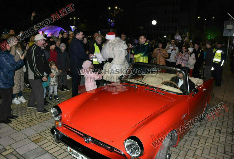 Коледа в Димитровград пристигна с кола от 60-те, фойерверки и концерт