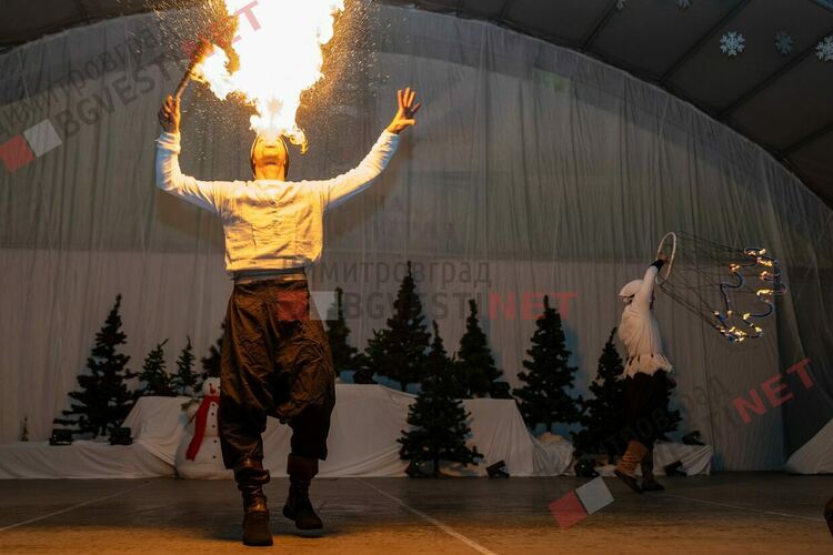 Коледа в Димитровград пристигна с кола от 60-те, фойерверки и концерт