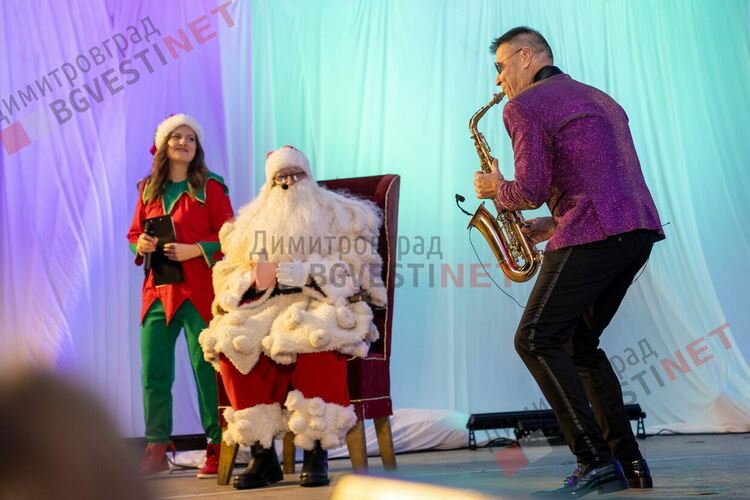 Коледа в Димитровград пристигна с кола от 60-те, фойерверки и концерт