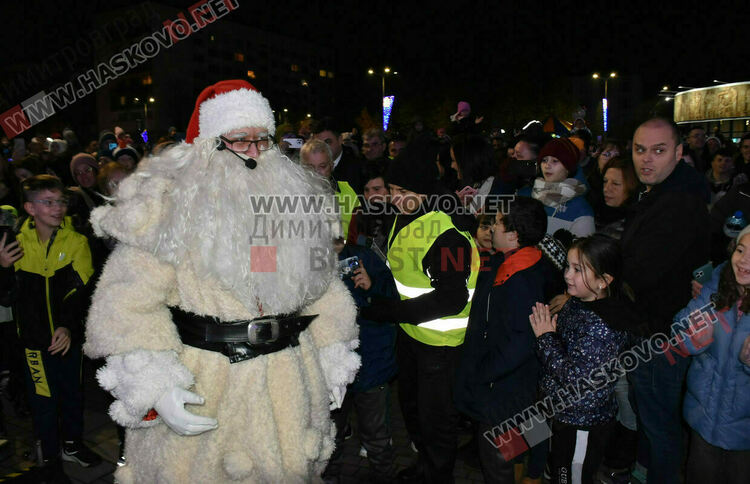 Коледа в Димитровград пристигна с кола от 60-те, фойерверки и концерт