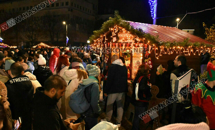 Коледа в Димитровград пристигна с кола от 60-те, фойерверки и концерт