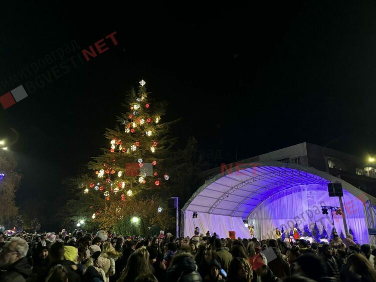 Коледа в Димитровград пристигна с кола от 60-те, фойерверки и концерт