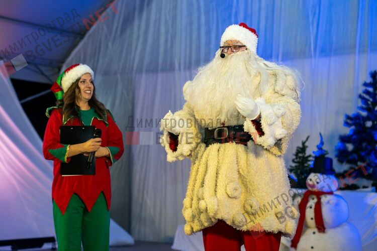 Коледа в Димитровград пристигна с кола от 60-те, фойерверки и концерт