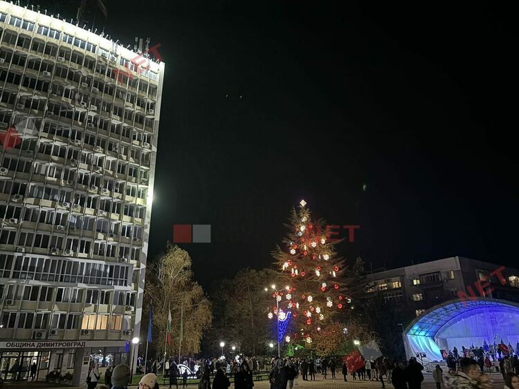 Коледа в Димитровград пристигна с кола от 60-те, фойерверки и концерт