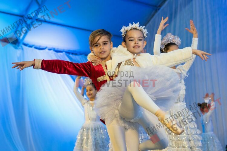 Коледа в Димитровград пристигна с кола от 60-те, фойерверки и концерт