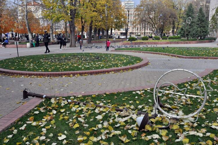 Вандали счупиха лампа в центъра на Хасково