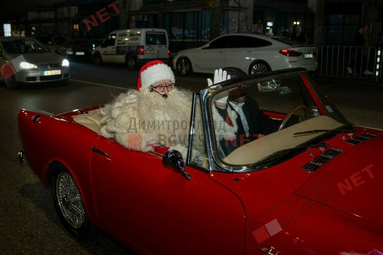 Коледа в Димитровград пристигна с кола от 60-те, фойерверки и концерт