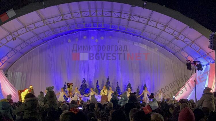 Коледа в Димитровград пристигна с кола от 60-те, фойерверки и концерт