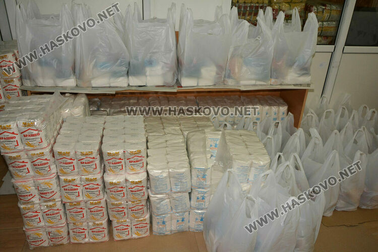 Раздават хранителни помощи на хора с увреждания от Хасково 