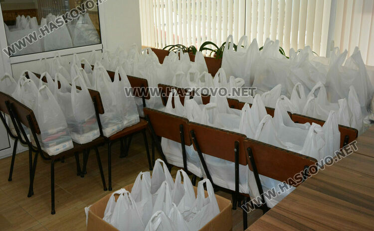 Раздават хранителни помощи на хора с увреждания от Хасково 