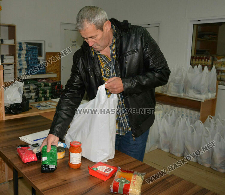 Раздават хранителни помощи на хора с увреждания от Хасково 