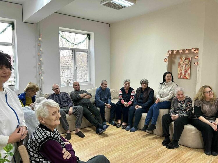 Деца зарадваха възрастни от социален дом