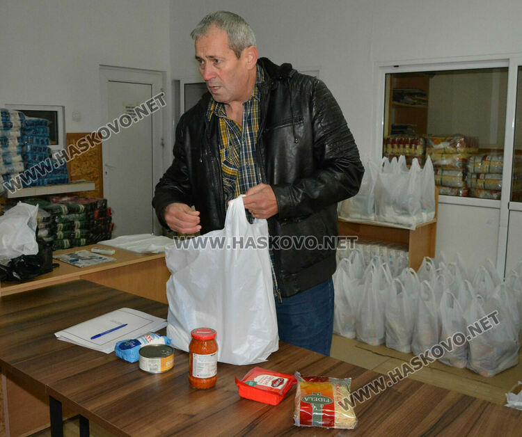 Раздават хранителни помощи на хора с увреждания от Хасково 
