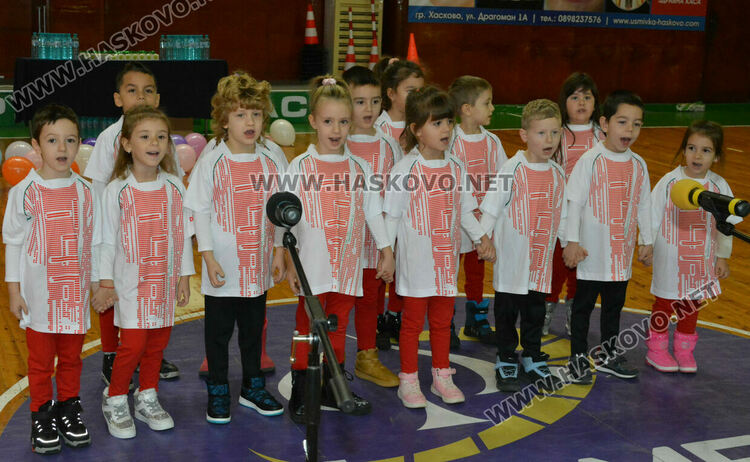 Шарено и шумно парти за деца от социалните услуги и детските градини в Хасково