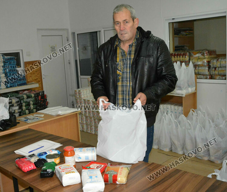 Раздават хранителни помощи на хора с увреждания от Хасково 