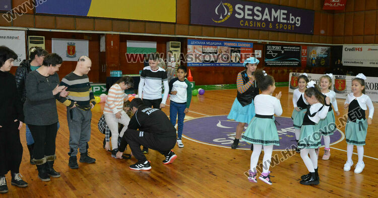 Шарено и шумно парти за деца от социалните услуги и детските градини в Хасково