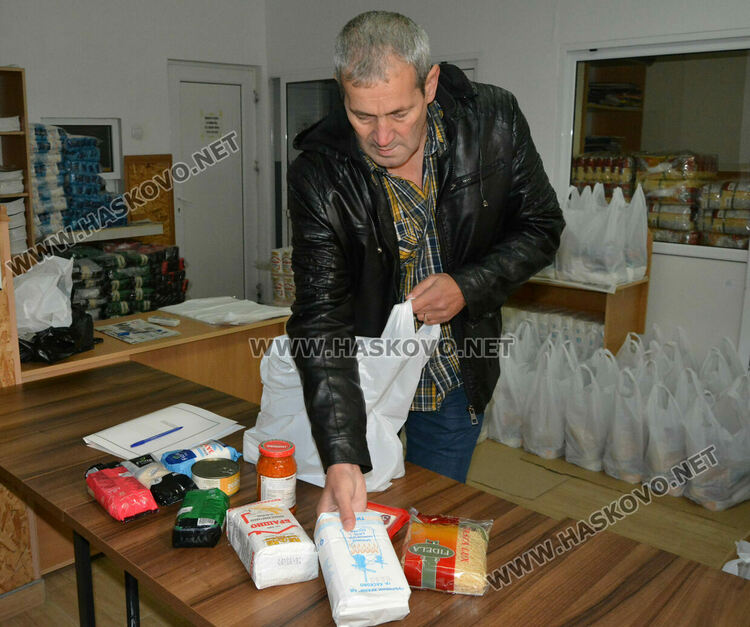 Раздават хранителни помощи на хора с увреждания от Хасково 