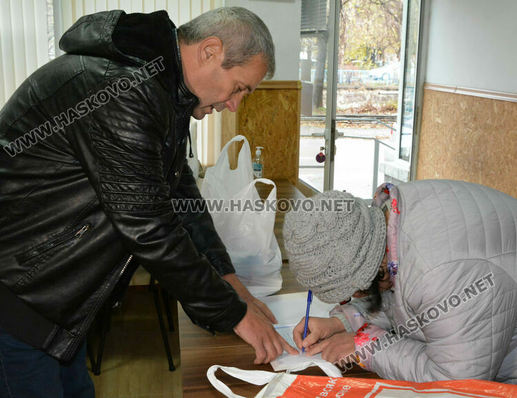 Раздават хранителни помощи на хора с увреждания от Хасково 