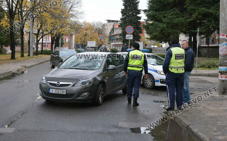 Водач на кола блъсна неправилно пресичаща пешеходка в Хасково
