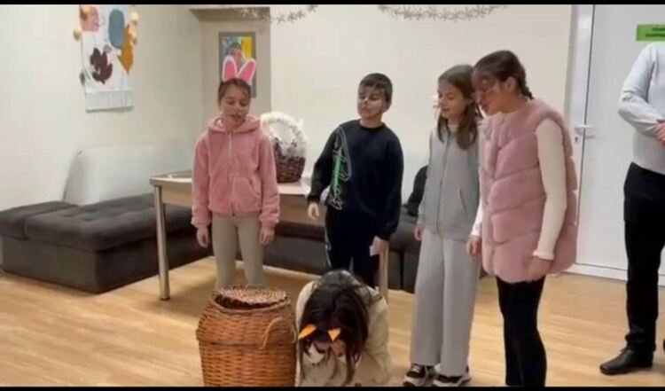 Деца зарадваха възрастни от социален дом