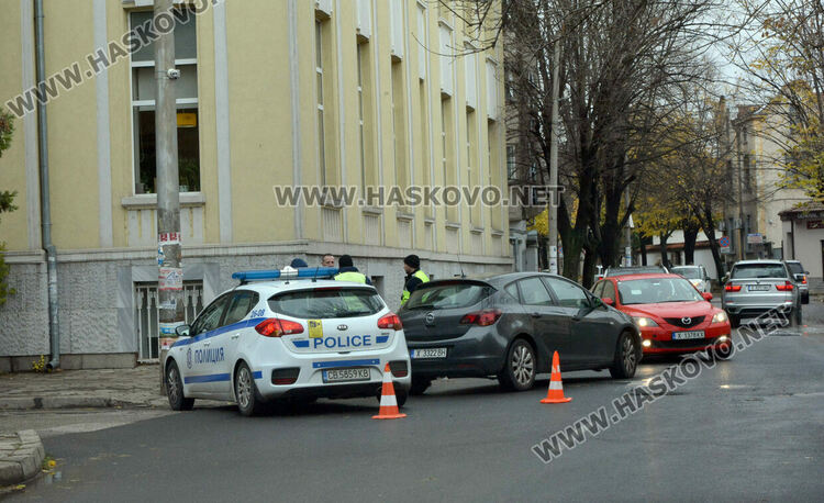 Водач на кола блъсна неправилно пресичаща пешеходка в Хасково