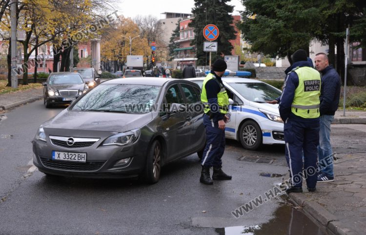 Водач на кола блъсна неправилно пресичаща пешеходка в Хасково