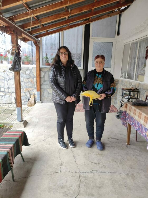 Самотни и възрастни хора в Искра получиха никулденско дарение