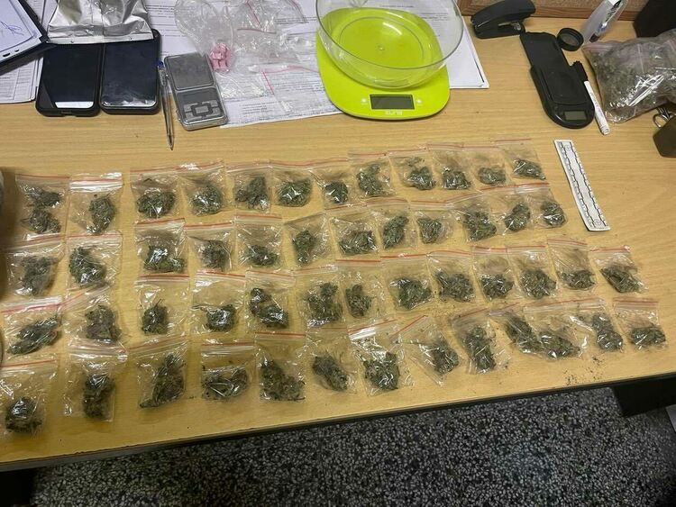 Рецидивист остава в ареста, държал три вида наркотици в присъствието на дете