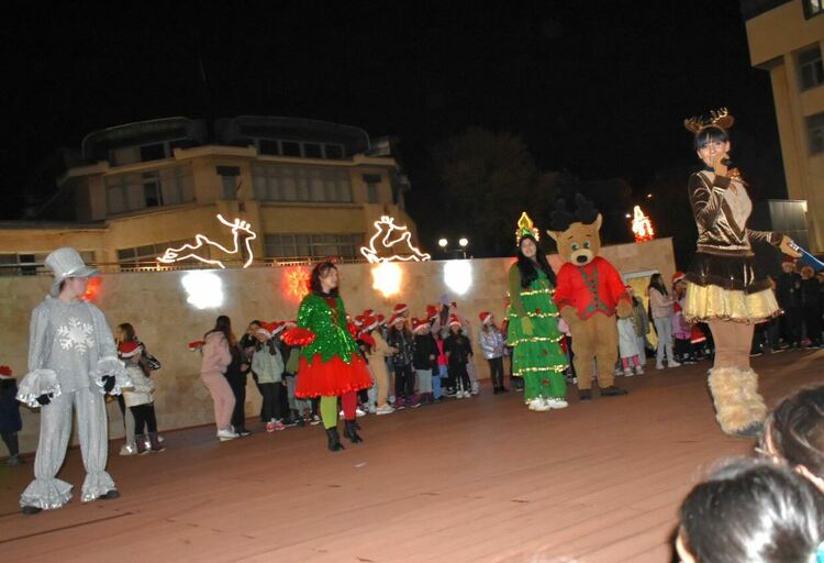 Засия коледната елха на Асеновград 