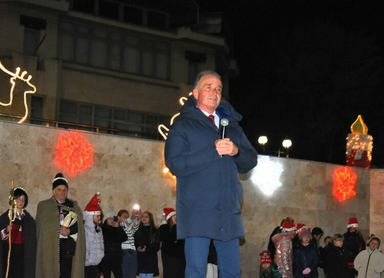 Засия коледната елха на Асеновград 